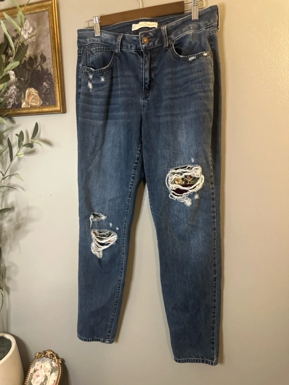 EST. 1946 Denim Hi-Rise Distressed Patch Jeans Size 8 Boho Trendy - Picture 2 of 8